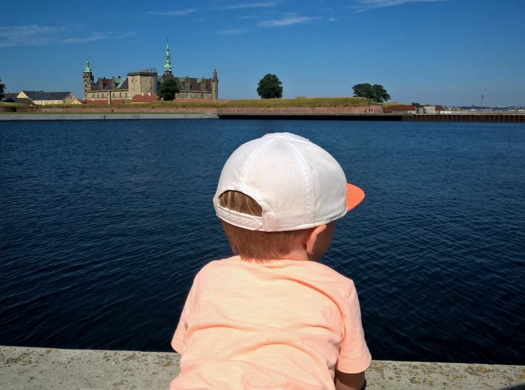 Lille mand venter på far. #Elsinor #Kronborg